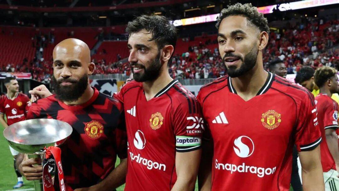 B费漏球助攻姆贝莫幕后揭秘!化身导师指点曼联新援,与库尼亚加练配合